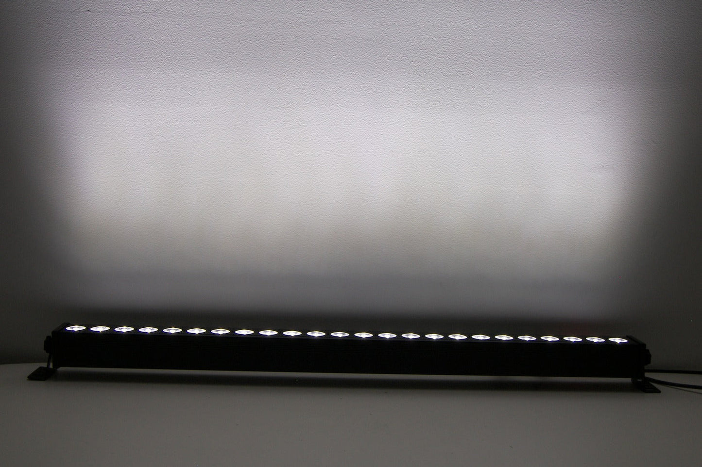 BAR24X4L - 24 x 4W RGBW LED Bar with 8 Segment Control