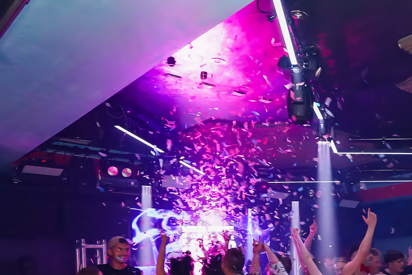 Event Lighting BLOWER6LED Lifestyle Confetti