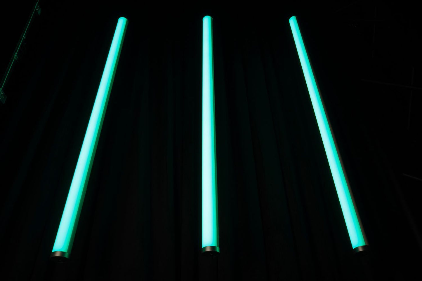 EVENTTUBEKIT - Outdoor LED Tube Package of 8 in a Road Case