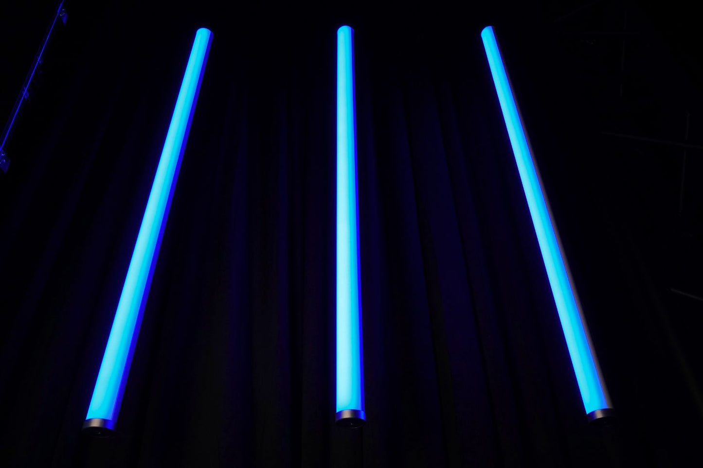 EVENTTUBEKIT - Outdoor LED Tube Package of 8 in a Road Case