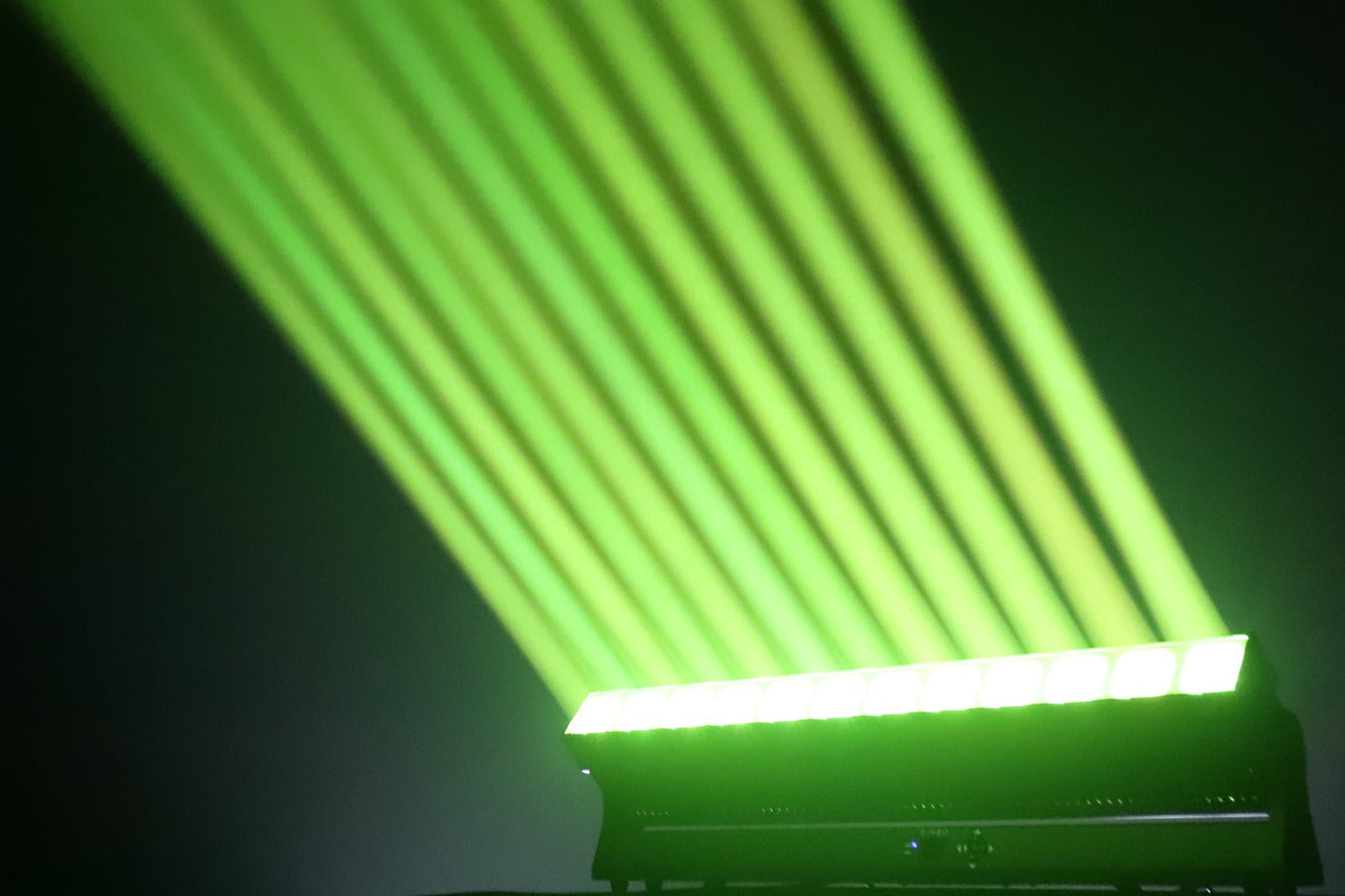 SURF12X60 - Tilt bar with zoom 12 x 60W RGBW LEDs