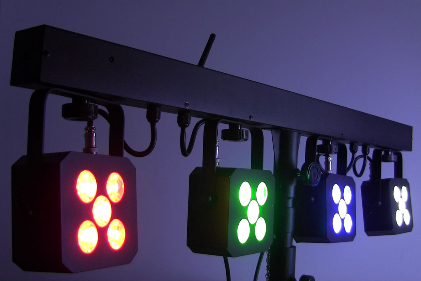 PARBAR4QUAD - Par Bar with 4 Heads of 5x 8W RGBW and Wireless Foot Controller